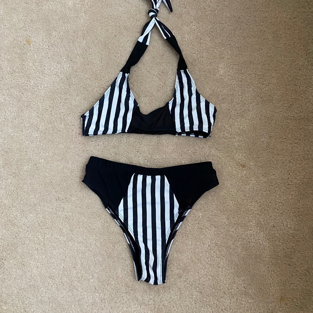 BLACK AND WHITE STRIPED SWIM SET